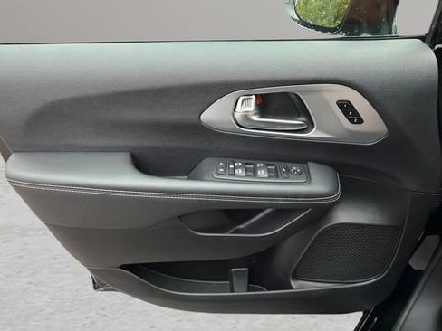 Used 2026 Chrysler Pacifica Limited w/ S Appearance Package FWD image 17