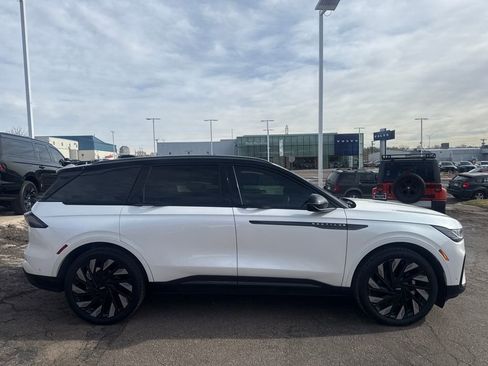 Used 2024 Lincoln Nautilus Reserve w/ Equipment Group 203A image 9