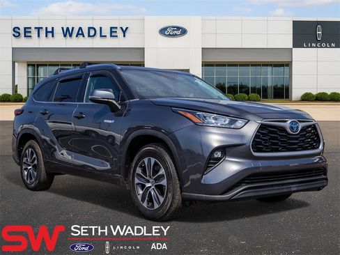 Used 2020 Toyota Highlander XLE image 1