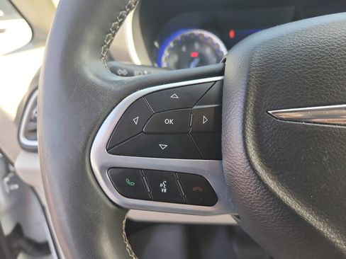 Used 2023 Chrysler Pacifica Touring-L FWD image 26