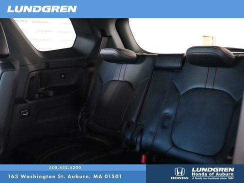 Used 2025 Honda Pilot TrailSport image 36