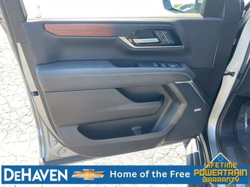Used 2025 GMC Yukon XL Denali AWD/4WD image 23