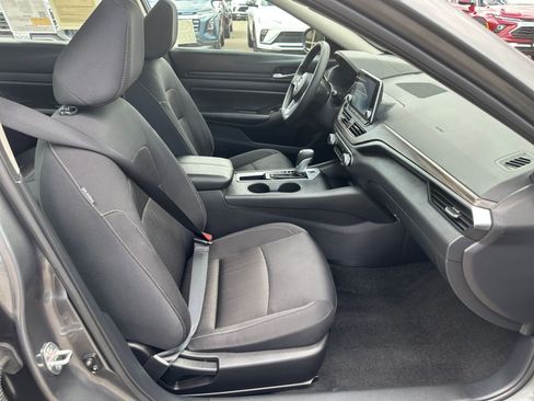 Used 2025 Nissan Altima 2.5 SV FWD image 37
