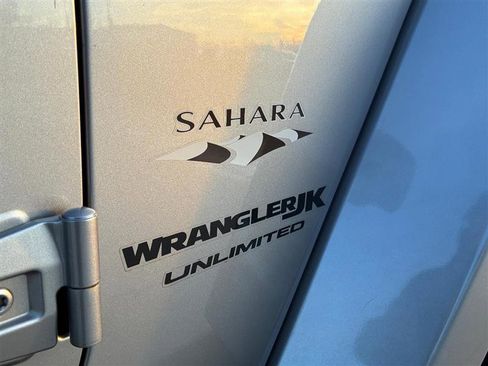 Used 2018 Jeep Wrangler Unlimited Sahara w/ Connectivity Group image 13