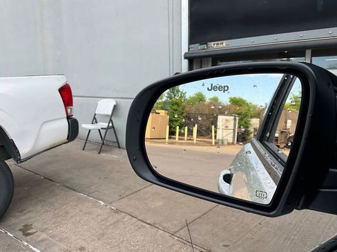 Used 2025 Jeep Compass Latitude image 18