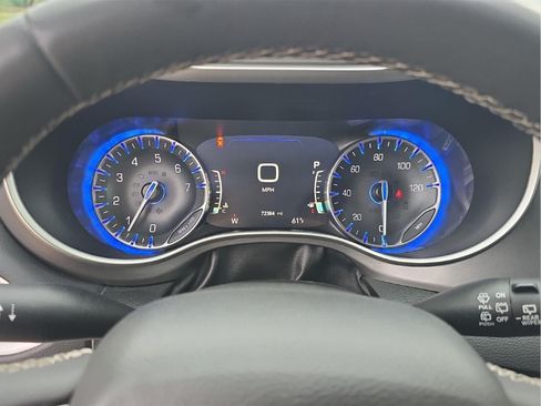 Used 2023 Chrysler Pacifica Touring-L FWD image 12