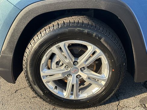 Used 2024 GMC Terrain SLE image 9