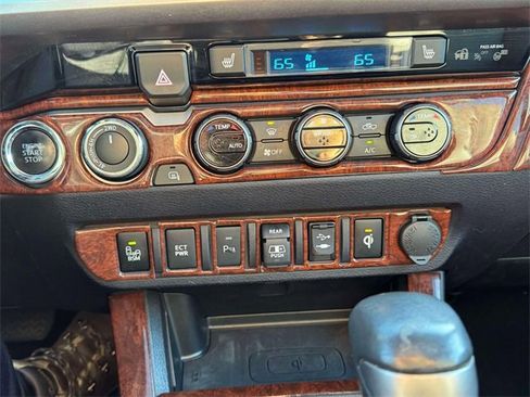 Used 2018 Toyota Tacoma Limited image 27