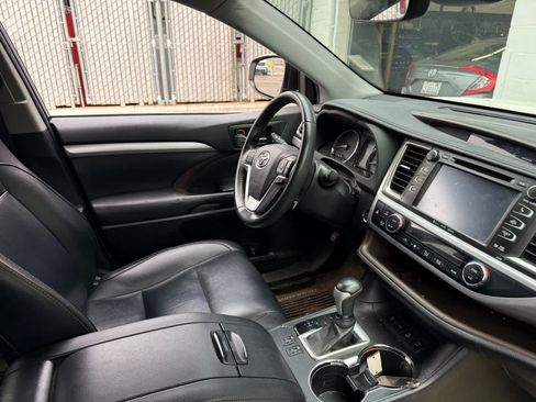 Used 2019 Toyota Highlander XLE AWD/4WD image 5