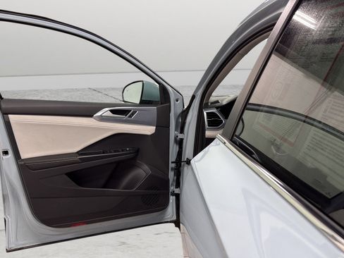 Certified 2025 Volkswagen Taos SE image 14
