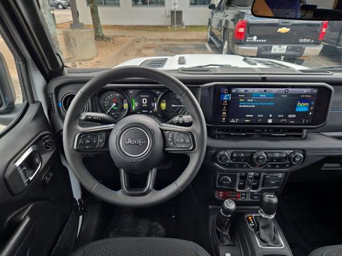 Used 2025 Jeep Wrangler Unlimited Rubicon 4xe w/ Safety Group AWD/4WD image 18