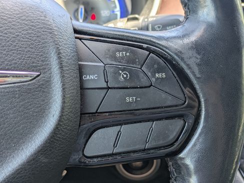 Used 2020 Chrysler Pacifica Touring-L FWD image 22