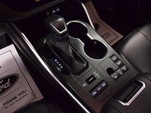 Used 2023 Toyota Highlander XLE image 22