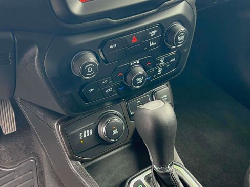 Used 2023 Jeep Renegade Latitude image 19