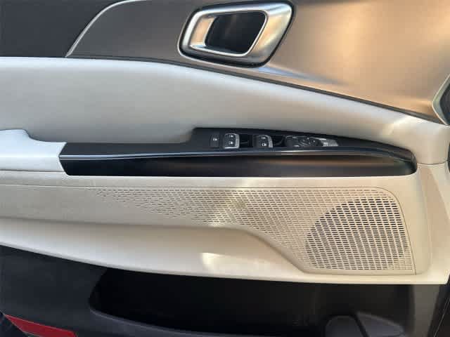 Used 2022 Kia Carnival LX FWD image 18