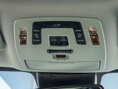 Used 2025 Toyota Sienna XLE image 30