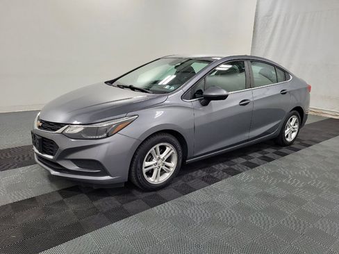 Used 2018 Chevrolet Cruze LT w/ Convenience Package FWD image 2