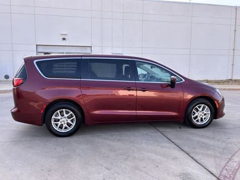 Used 2023 Chrysler Voyager LX FWD image 7