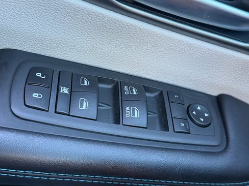 Used 2021 Chrysler Pacifica Touring-L FWD image 38