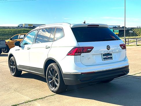 Used 2024 Volkswagen Tiguan SE w/ Panoramic Sunroof Package image 6