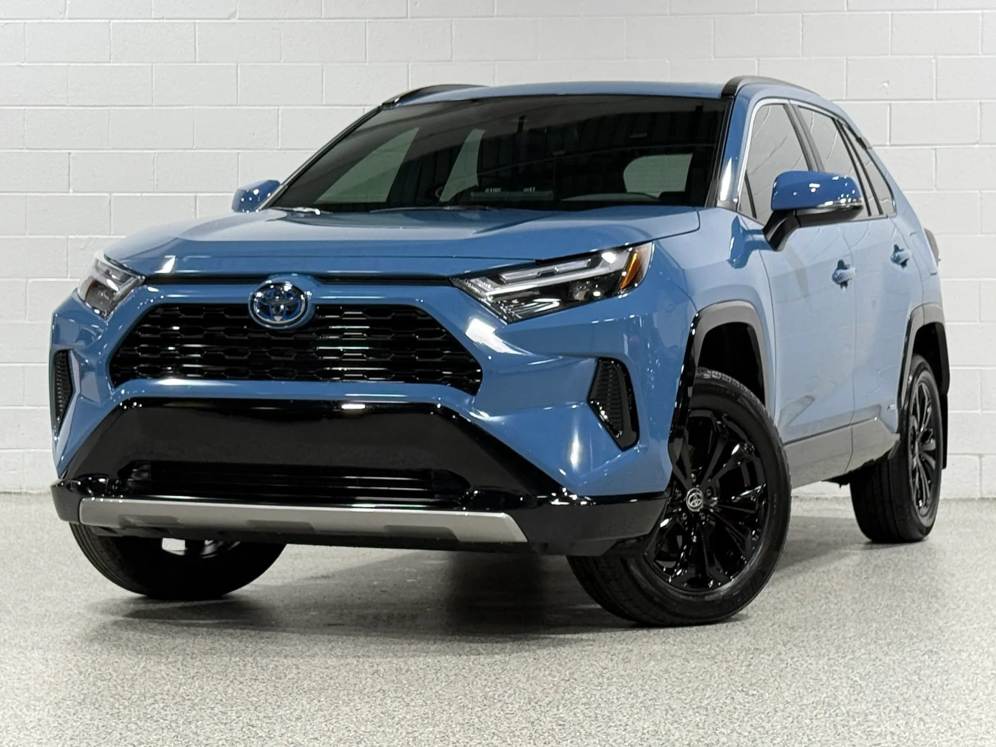 Used 2024 Toyota RAV4 SE w/ Convenience Package AWD/4WD image 2