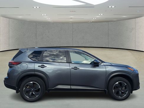 Used 2024 Nissan Rogue SV image 5