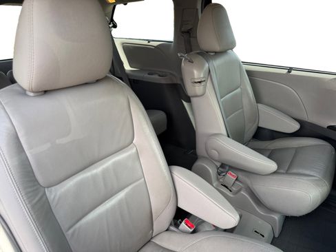 Used 2017 Toyota Sienna XLE Premium image 18