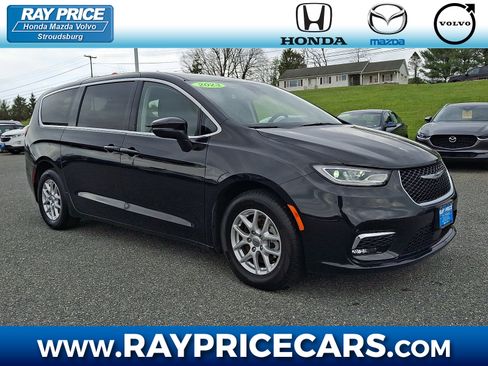 Used 2023 Chrysler Pacifica Touring-L FWD image 1