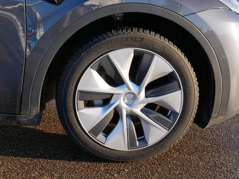 Used 2021 Tesla Model Y Long Range image 15