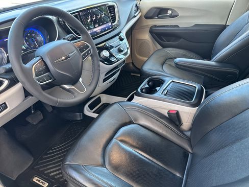 Used 2022 Chrysler Pacifica Touring-L image 10