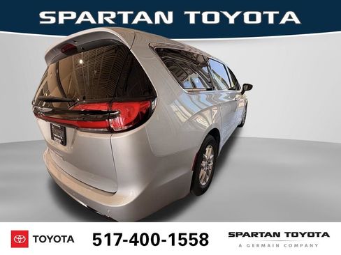 Used 2024 Chrysler Pacifica Touring-L FWD image 6
