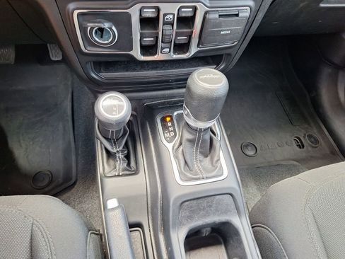 Used 2022 Jeep Gladiator Overland w/ Cold Weather Group AWD/4WD image 15