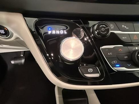 Used 2024 Chrysler Pacifica Touring-L FWD image 22