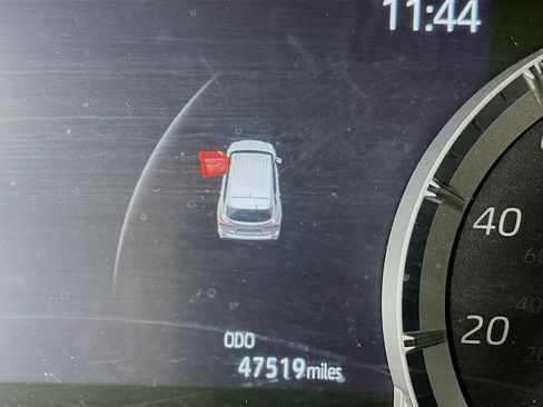 Used 2023 Toyota Highlander LE image 18