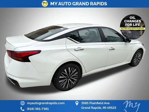 Used 2025 Nissan Altima 2.5 SV FWD image 7