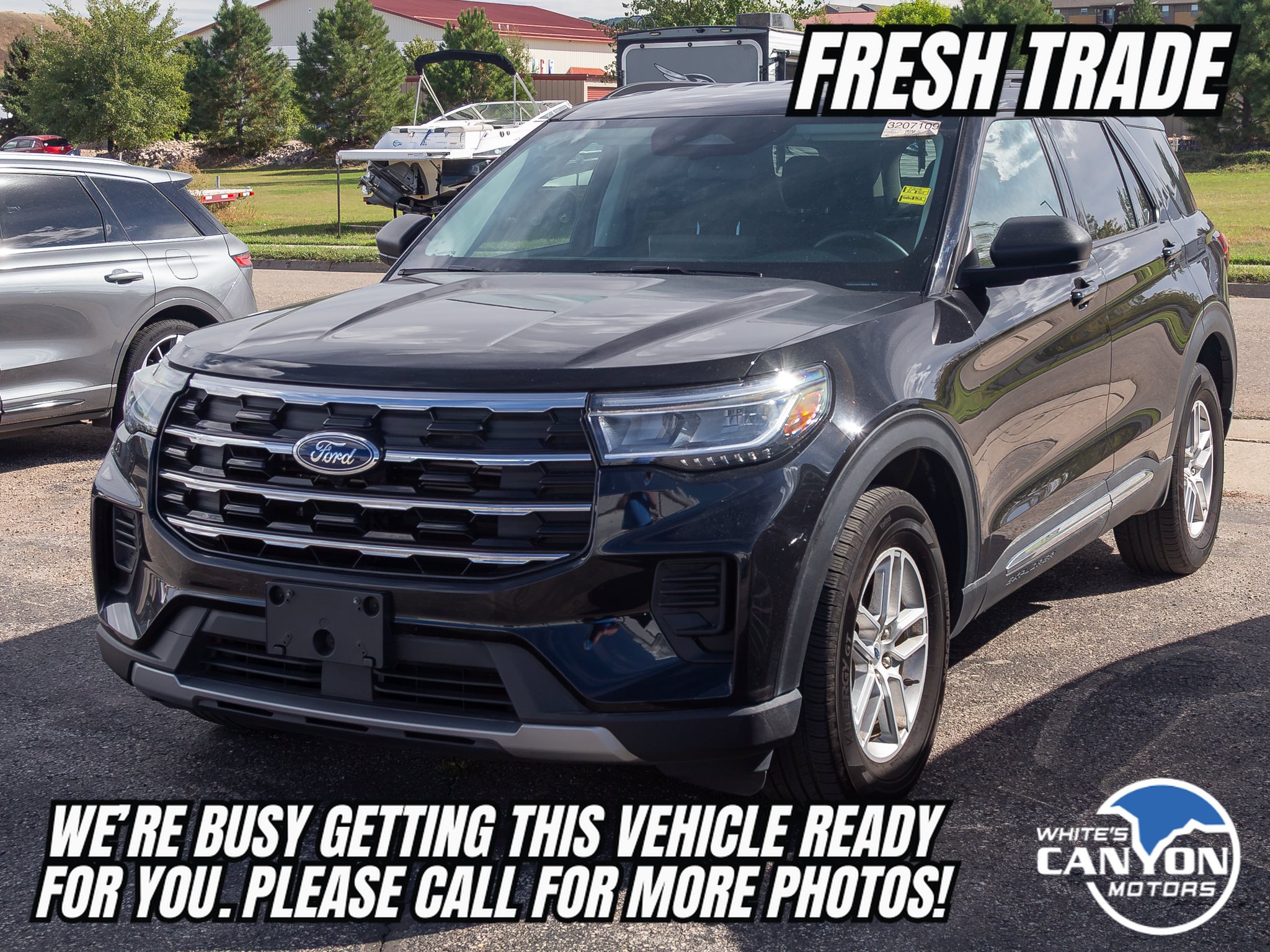Used 2025 Ford Explorer Active AWD/4WD image 2