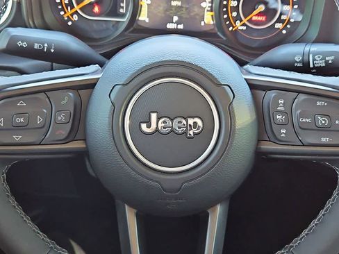 Used 2025 Jeep Gladiator Sport image 23