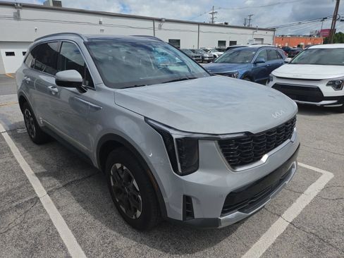 Certified 2025 Kia Sorento S w/ Panoramic Sunroof Package AWD/4WD image 3