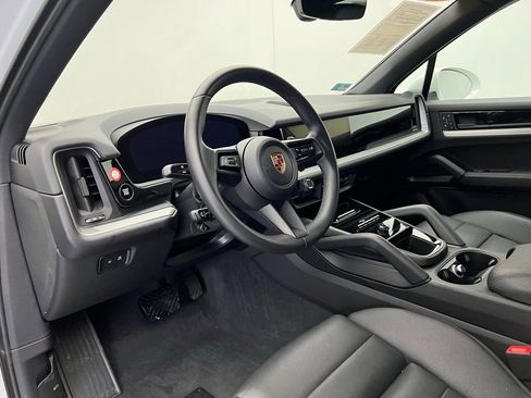 Used 2025 Porsche Cayenne AWD/4WD image 4