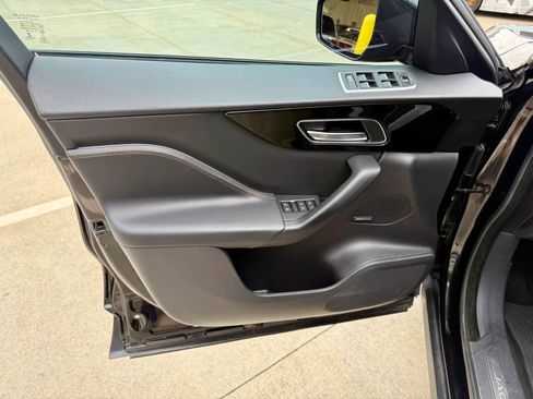 Used 2017 Jaguar F-PACE Prestige image 12