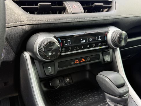 Used 2025 Toyota RAV4 XLE AWD/4WD image 36