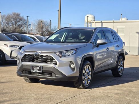 Used 2021 Toyota RAV4 XLE Premium image 4