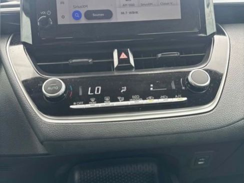 Used 2025 Toyota Corolla LE FWD image 12