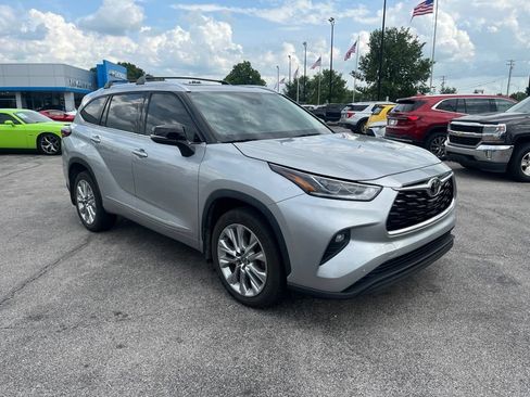 Used 2023 Toyota Highlander Limited AWD/4WD image 2