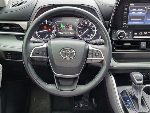 Used 2022 Toyota Highlander XLE image 17