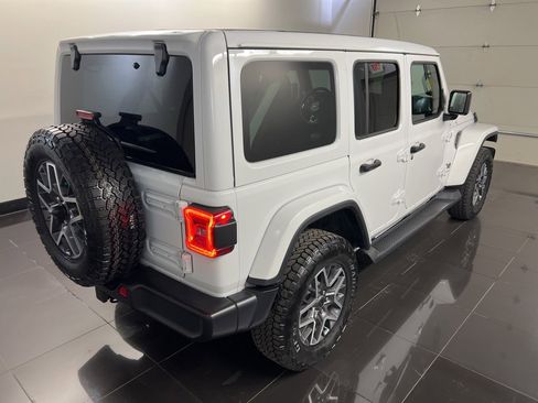 Used 2025 Jeep Wrangler Sahara image 6