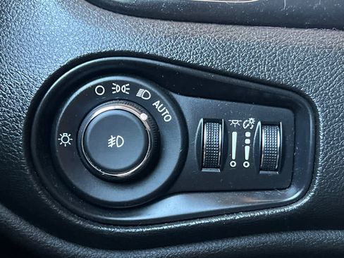 Used 2018 Jeep Renegade Latitude FWD image 29