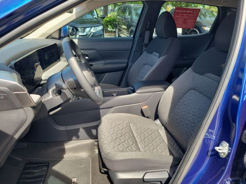 Used 2025 Nissan Kicks SV w/ SV Premium Package FWD image 18