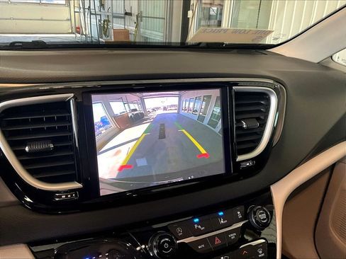 Used 2023 Chrysler Pacifica Touring-L FWD image 20