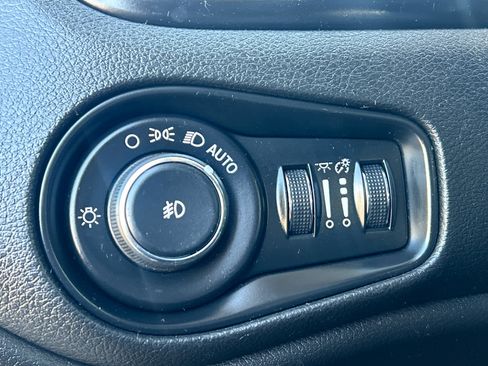 Used 2016 Jeep Renegade Limited image 21